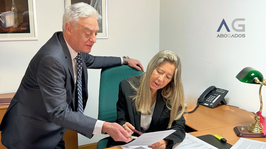 dos abogados tomando notas en un despacho de artigasgraciaabogados