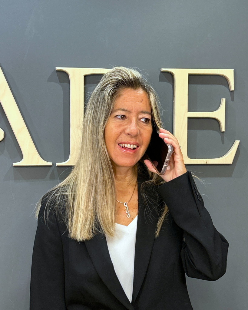 Abogada reciniendo una llamada en el despacho de artigasgraciaabogados